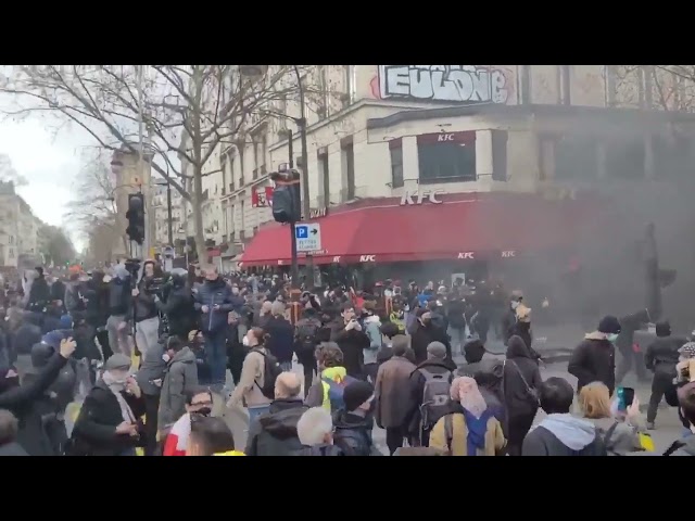 Les barricades s’érigent à Paris ! Mc. Do KFC terminus : Tout le monde descend