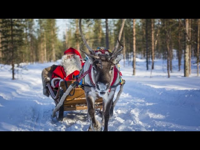 Papá Noel se prepara para repartir regalos en su casa en Laponia