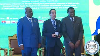 Ian Khama recieving the SADC founding father award on behalf of his late father