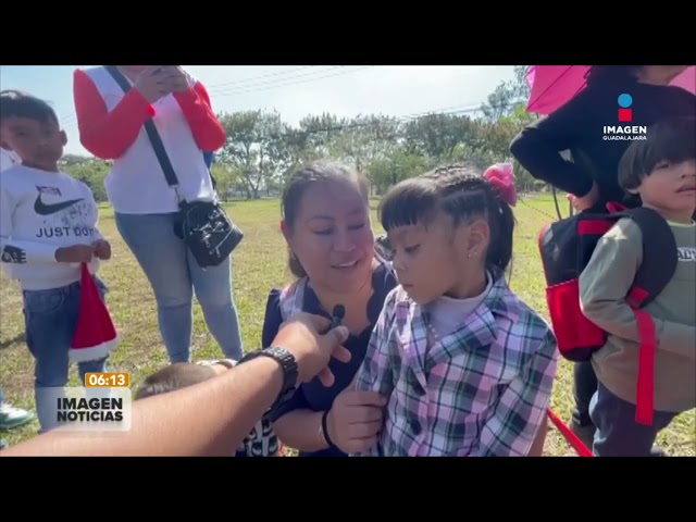 Santa Claus sorprende desde helicóptero a niños de Zapopan