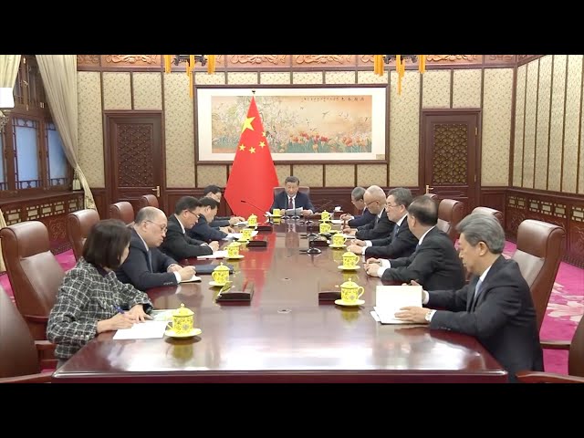 Xi Jinping hears report from HKSAR chief executive