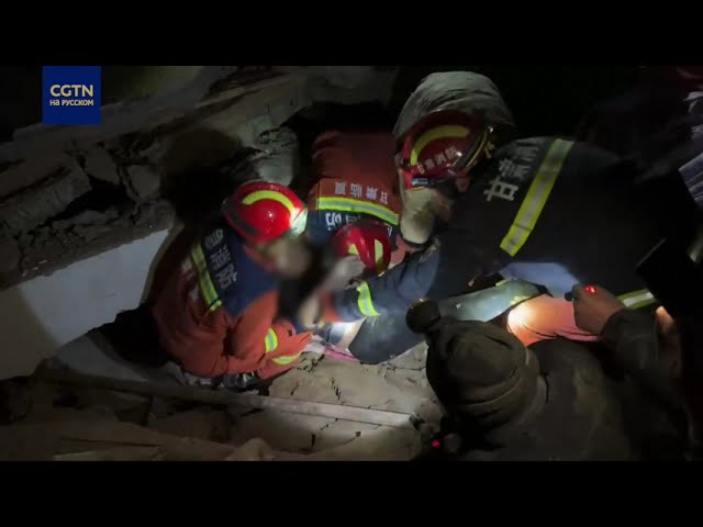 ⁣В провинциях Ганьсу и Цинхай, пострадавших от землетрясения, работают спасатели и медики