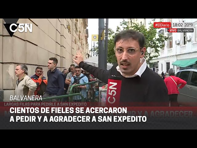 CIENTOS de FIELES se acercaron a AGRADECER y a PEDIR a SAN EXPEDITO