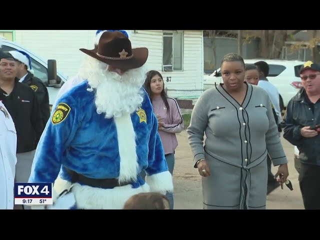 Dallas County Sheriff's Office hands out gifts, holds community event at mobile home park