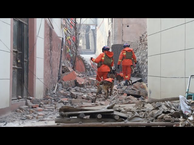 Gansu : les pompiers, les médecins et les soldats sont déployés pour le sauvetage des survivants