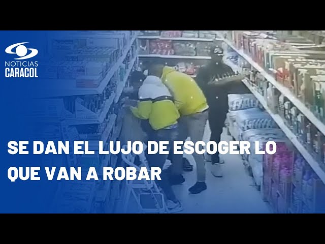 Ladrones en Bogotá saquean supermercados frente a mirada impotente de empleados