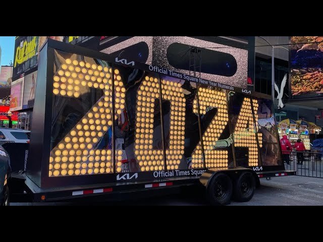 ⁣Наближається! На Таймс-сквер доставляють цифри 2024 NY:2024 numerals are delivered to Times Square