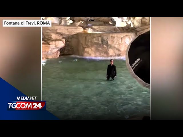 Berlino come Mastroianni, tuffo nella fontana di Trevi