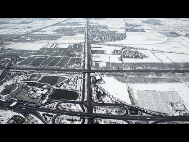 GLOBALink | Ensuring smooth road traffic after snow in China's Kaifeng