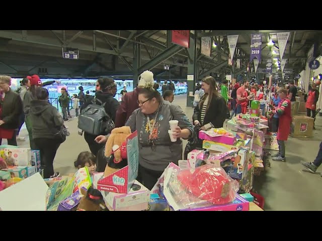 Rockies and Denver Dream Center provide gifts to 8,000