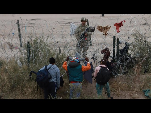 Hundreds of migrants cross razor wire into Texas