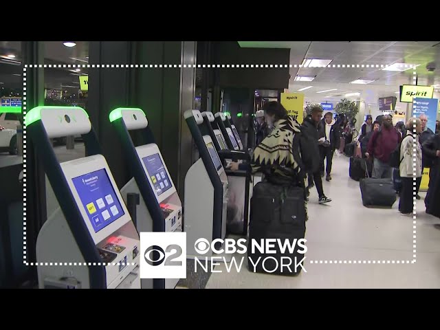 Holiday travel lines form early at Newark Airport