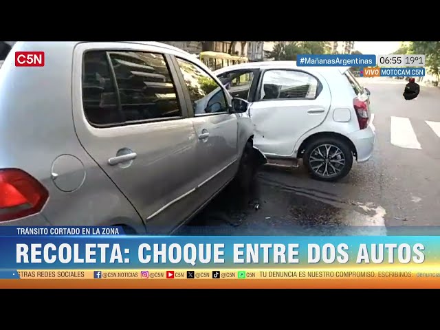 CHOQUE entre 2 AUTOS en RECOLETA: EL TRÁNSITO quedó CORTADO en LAS HERAS y SÁNCHEZ de BUSTAMANTE