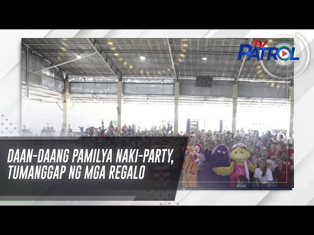 Daan-daang pamilya naki-party, tumanggap ng mga regalo | TV Patrol