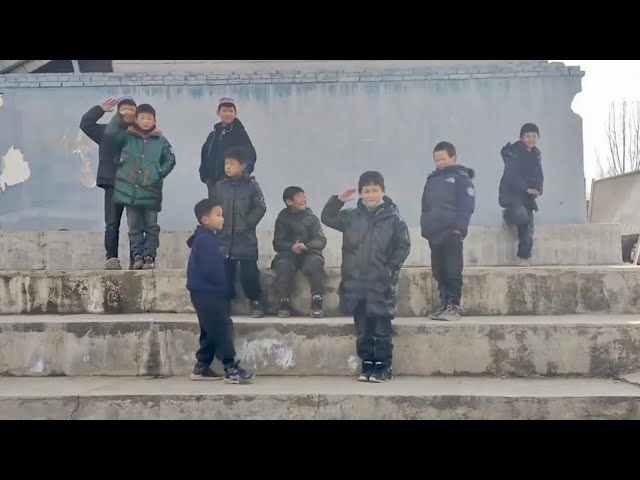 Children in quake-hit areas salute armed police bringing them food