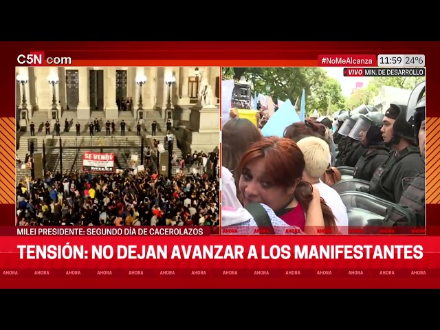 TENSIÓN en el MINISTERIO de DESARROLLO SOCIAL: LA POLICÍA CARA a CARA con los MANIFESTANTES