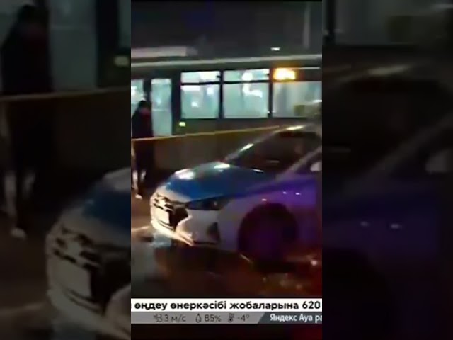 Автобус наехал на людей в Алматы: три человека погибли