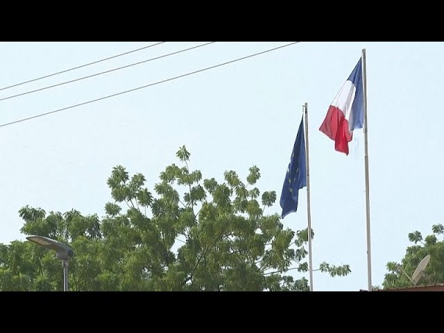 Francia anuncia que cerrará su embajada en Níger en un futuro "próximo"