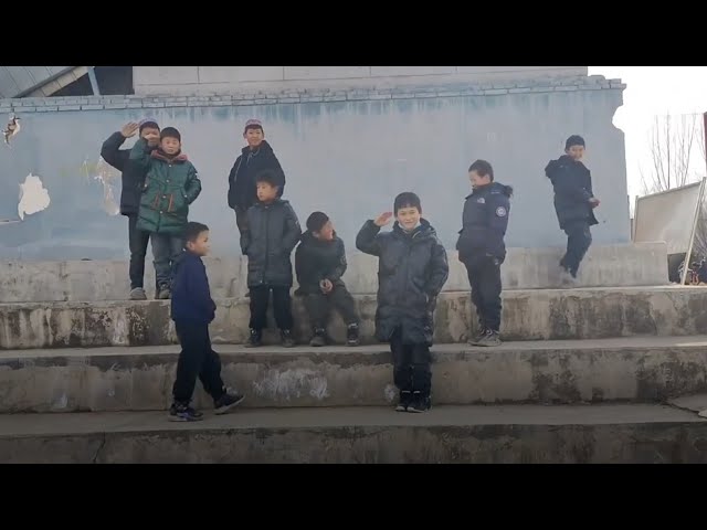 Children in quake-hit areas salute armed police bringing them food