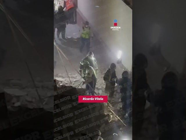 Así buscan bomberos a mujer tras explosión en la Del Valle #shorts