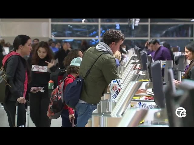 Thousands of travelers pass through Detroit metro airport days before Christmas