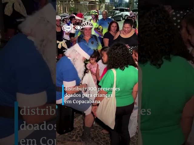 Papai Noel dos trópicos circula em Copacabana