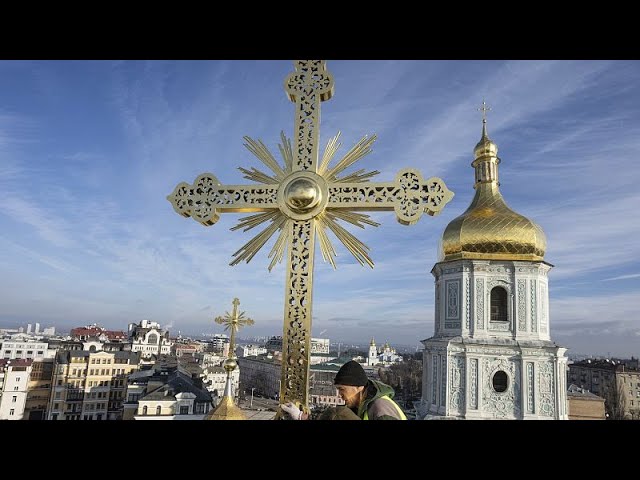 Las cruces doradas regresan a las cúpulas de la catedral de Santa Sofía de Kiev