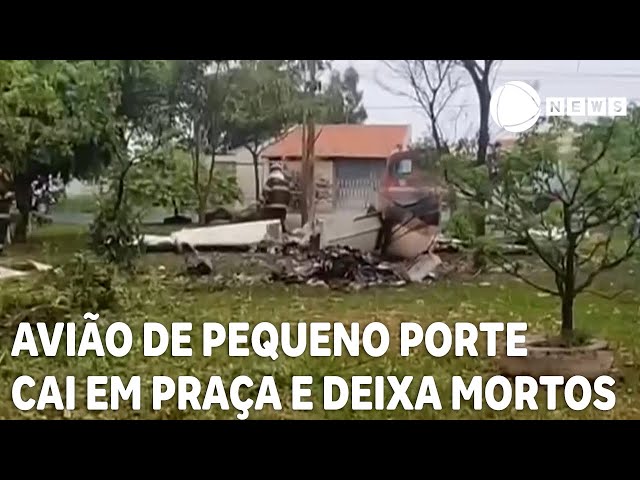 Avião de pequeno porte cai em praça e deixa ao menos três mortos