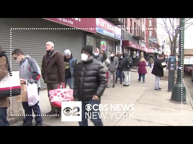 Last-minute holiday shoppers line up early