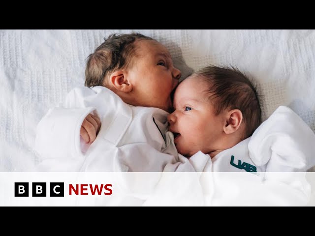 US woman with rare double womb has two babies in two days | BBC News