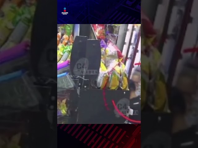 Mujer cachetea a ratero de tienda