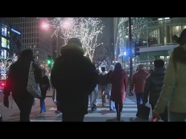 Visitors swarm Magnificent Mile for last-minute holiday shopping, festivities