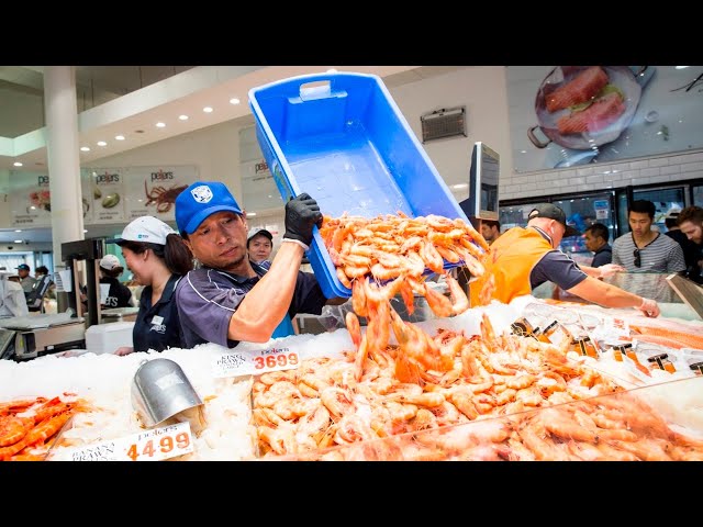 Thousands descend on Sydney Fish Markets for last minute Christmas shopping