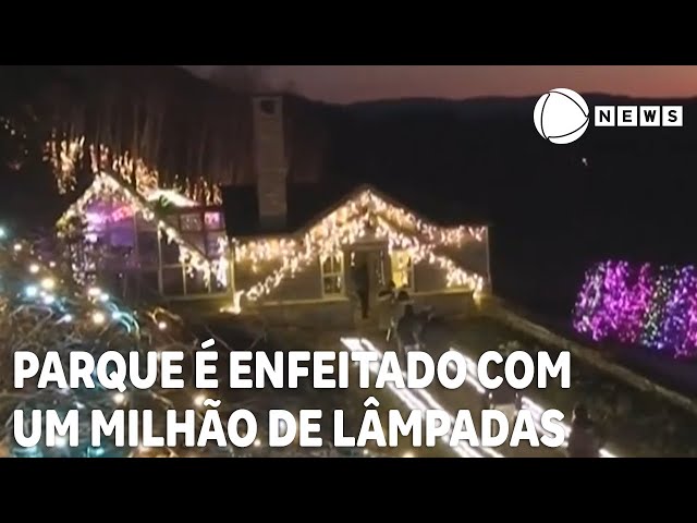 Parque é enfeitado para o Natal com um milhão de lâmpadas