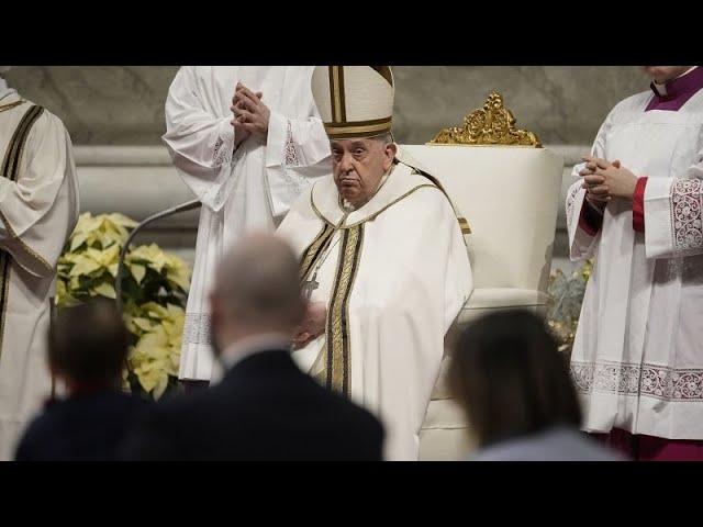 Con el "corazón" en Belén, el Papa Francisco lamenta la guerra durante la misa del gallo