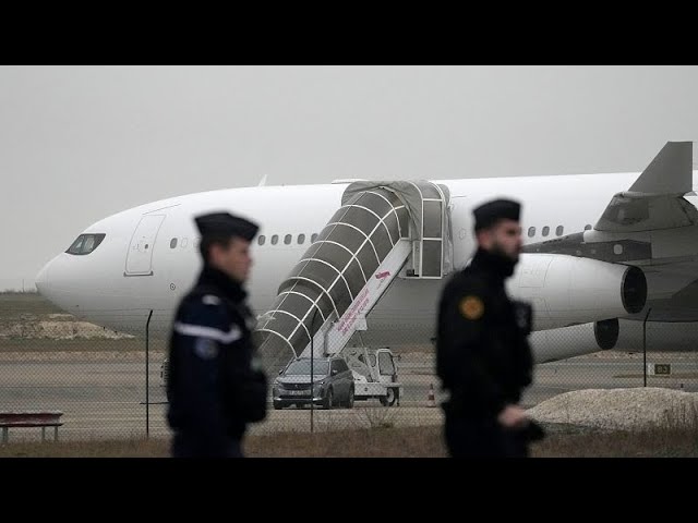 France : les passagers Indiens bloqués à Vatry ont décollé, deux d'entre eux placés en garde à 