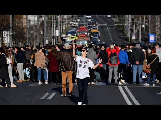 Serbie : blocage d'une rue à Belgrade contre la fraude électorale présumée