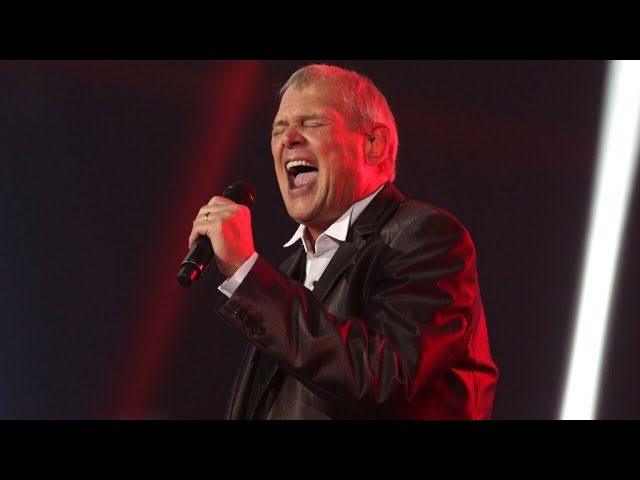 First pictrures of John Farnham since oral cancer surgery