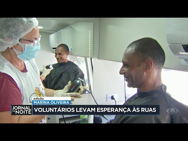 Voluntários levam esperança às ruas