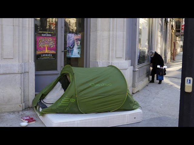 Paris : une cinquantaine de migrants dont des enfants en bas âge passent l'hiver à la rue