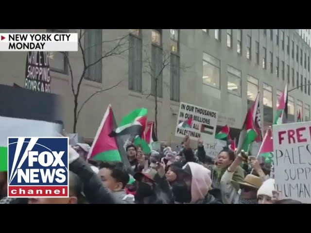 Anti-Israel mob clashes with police on Christmas