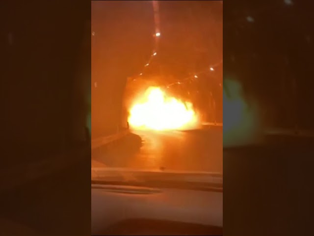 Video del momento exacto de la explosión de una tractomula en vía al Llano #shorts