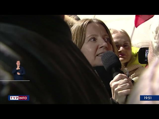 ⁣Ci którzy kiedyś walczyli z komunistyczną władzą przyszli dziś pod siedzibę TVP na manifestację.