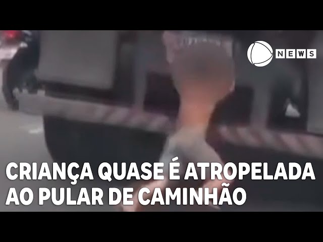 Criança é flagrada na traseira de caminhão em movimento