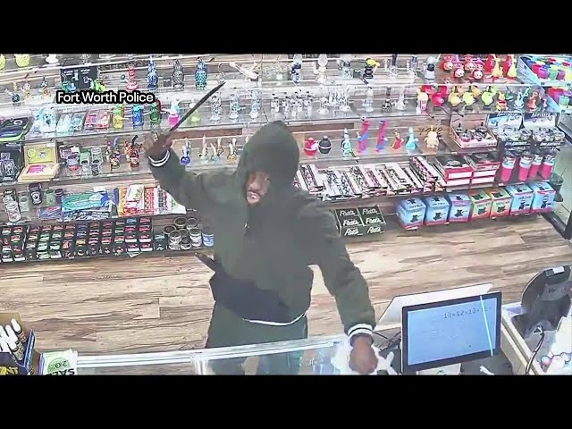 Fort Worth robber threatens store clerk with machete