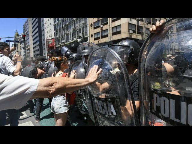 Argentine : recours et manifestation contre le "méga-décret" du président Javier Milei