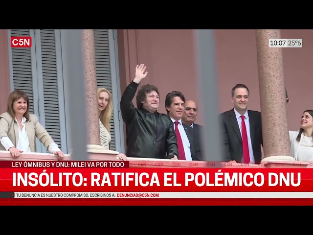 MILEI y su GABINETE SALEN al BALCON de la CASA ROSADA