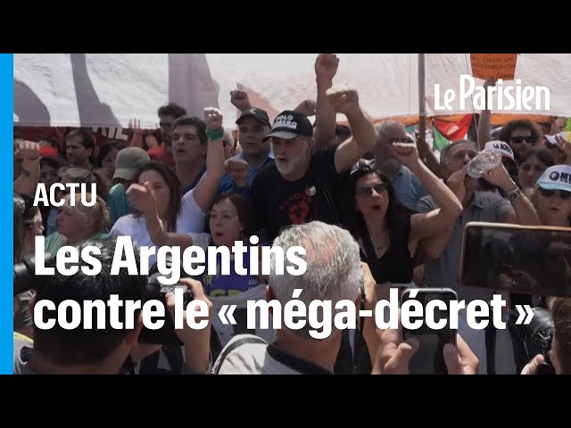 Argentine : des milliers de manifestants dans la rue contre le « méga-décret » de Javier Milei