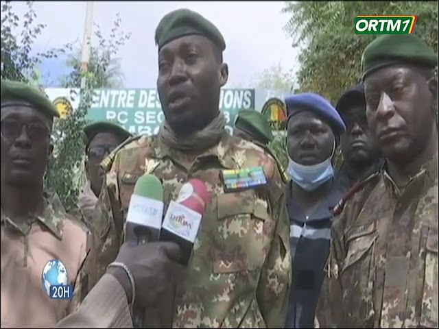 FAMa | Le gouverneur de la région de Tombouctou a effectué une visite dans le camp militaire