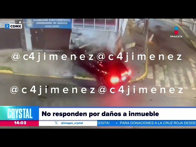 VIDEO: Mujer destruye su Tesla de más de 2 mdp al estrellarse contra un domicilio